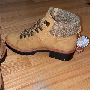MIA Low Sweater Back Boot Natual Size 8